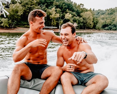 两个男人坐在船上大笑